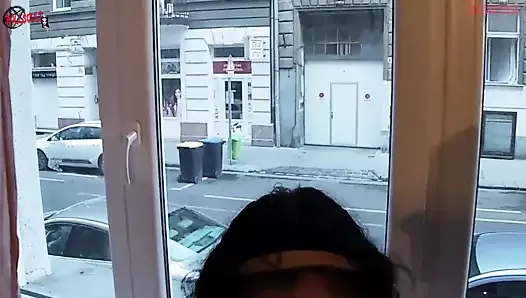 Dos adolescentes maravillosos tienen sexo junto a la ventana para que la gente pueda verlos
