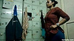 बड़े स्तन तमिल भारतीय नौकरानी लिली में स्नानघर बदलते ब्रा और जाँघिया और छूत pussy