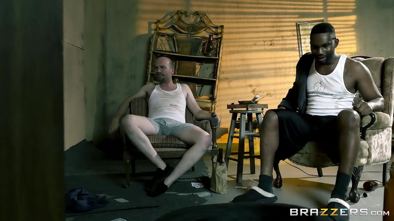 Brazzers - קליאו ולנטיין ודני המקועקעים מצלמים קלטת סקס רועשת כל היום בשכונה מוצלת