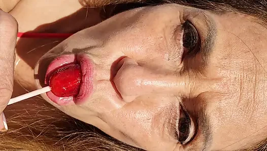 Melissa johnson nyepong dan jilat permen lolipop di pantai