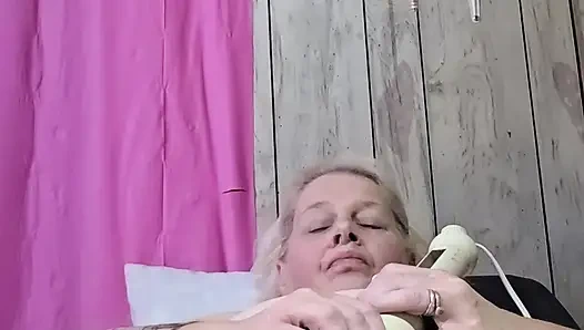 Odasında yalnız başına neler oluyor