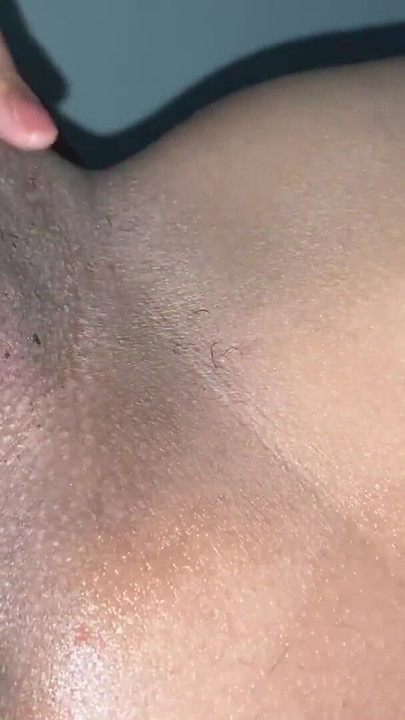 Moment inoubliable de « KHALESSI 69, jeu de chatte étroite et masturbation avec un gros clito »