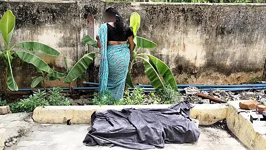 Üvey annem bahçede çalışıyordu ve onunla seks yaptım