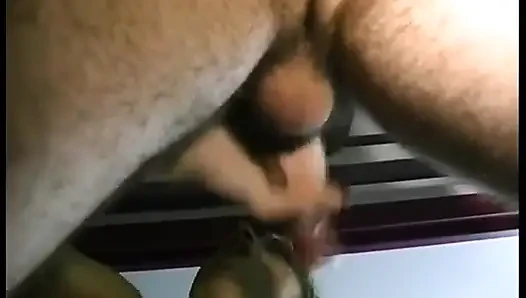 Hübsche blondine mit großen brüsten wird in einem Hotelzimmer zerlegt.