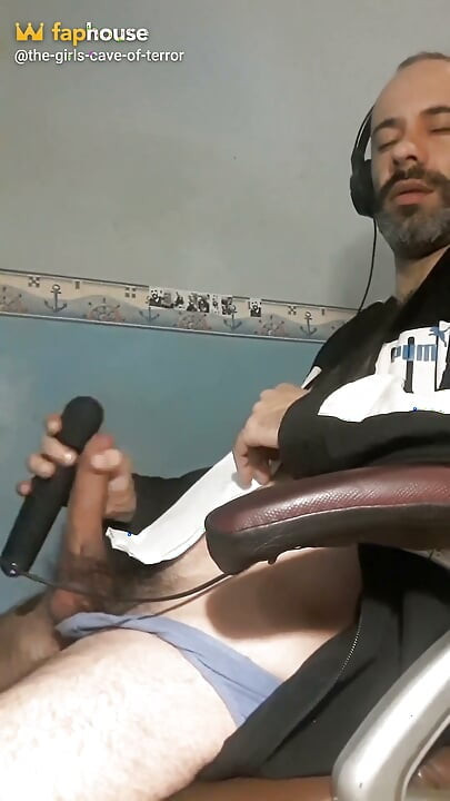 Primul meu striptease pentru voi; De asemenea, include o ejaculare cu vibrații pe vârful pulei mele până când ejaculez