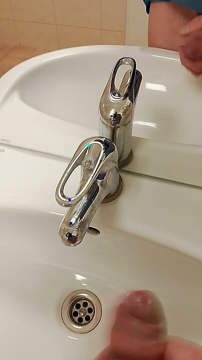 I'm jerking off in a bucket