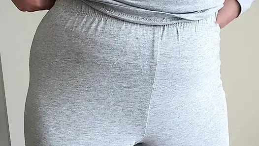 Трогательный Фетиш С Вырезом В Серых Пижамных Штанах