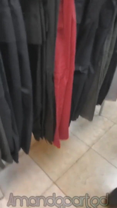 Momento chiave da "Sexy tatuaggio pawg si spoglia il culo nuda nel negozio"