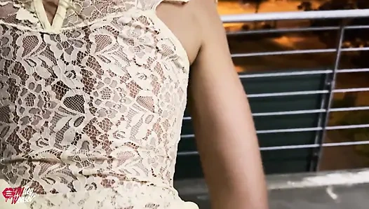 Çılgınca!! Randevudan sonra halka açık yerde sarışın bir kız sevişti!!