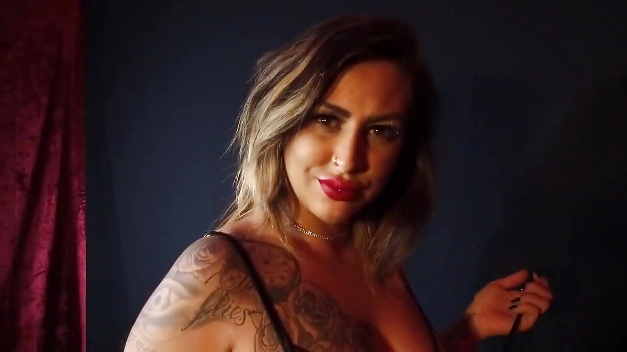 Chav milf nói chuyện tục tĩu cần lấp đầy lỗ của cô ấy