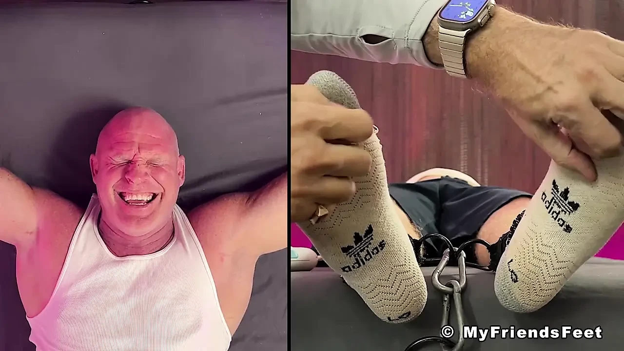MyFriendsFeet: Hunk Dev Giggles Keras Semasa Digelitik Dari Lubangnya Ke Kakinya