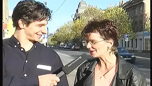 reporter fingers starved milf her big cunt needs the whole hand
