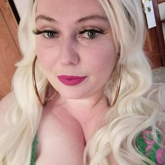 Vollbusige blonde MILF, große Nippel