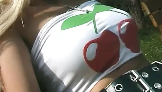 Cewek nakal rambut pirang ini lagi asik muasin memeknya sendirian di hutan