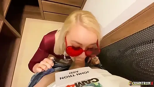 Johntronx - ein super heißes blondes showgirl fickt mich im schrank