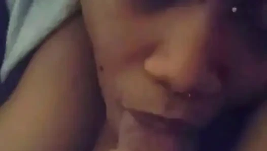 Сосу и не даю кончить хую, пока он не плюет