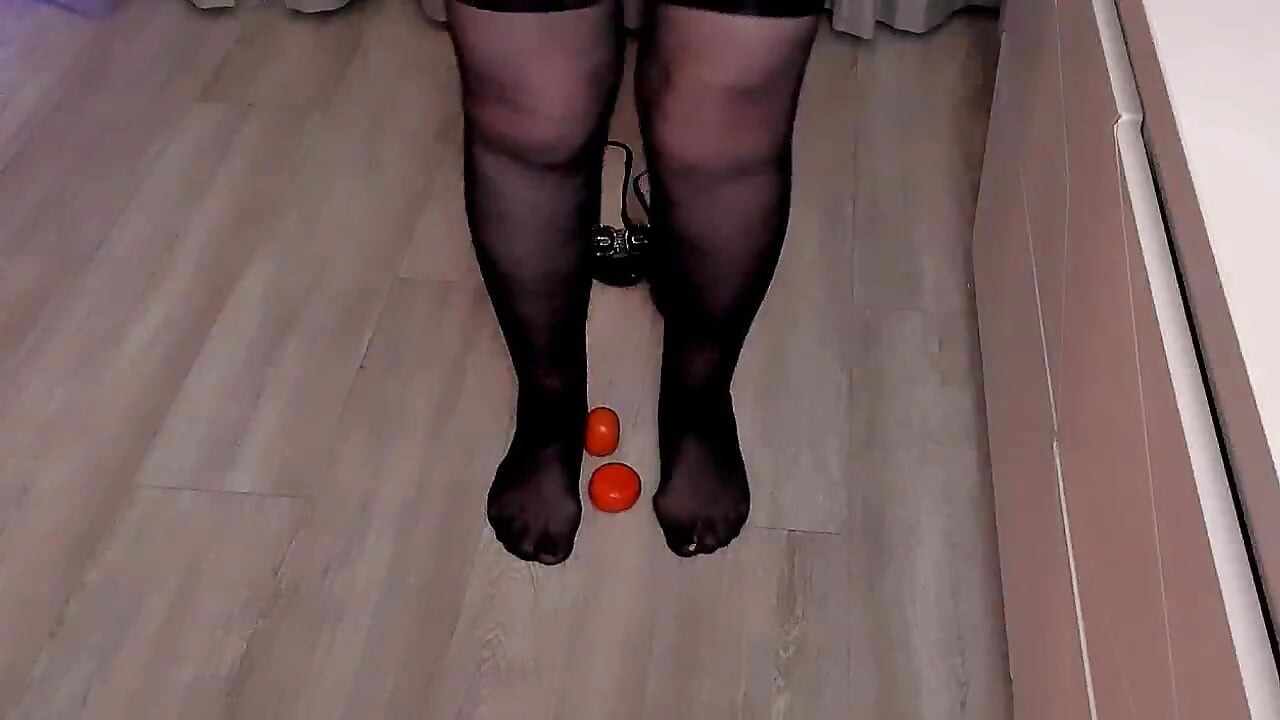 Mandarine pod mojim nogama. i tvoje fantazije u mojim rukama.