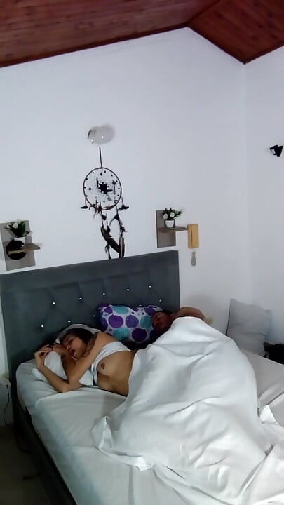 Moj očuh me jebe dok mama ide na posao.