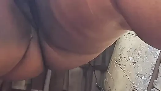 DARUNTER DER ROCK DER STIEFMUTTER HAT EINE GROßE HAARIGE MUSCHI