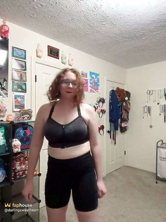 Rouquine Beauté, Routine D’entraînement Sexy Et Déshabillage