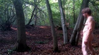 Naakt geil in het bos, klap &amp; ruk lul, grote lading