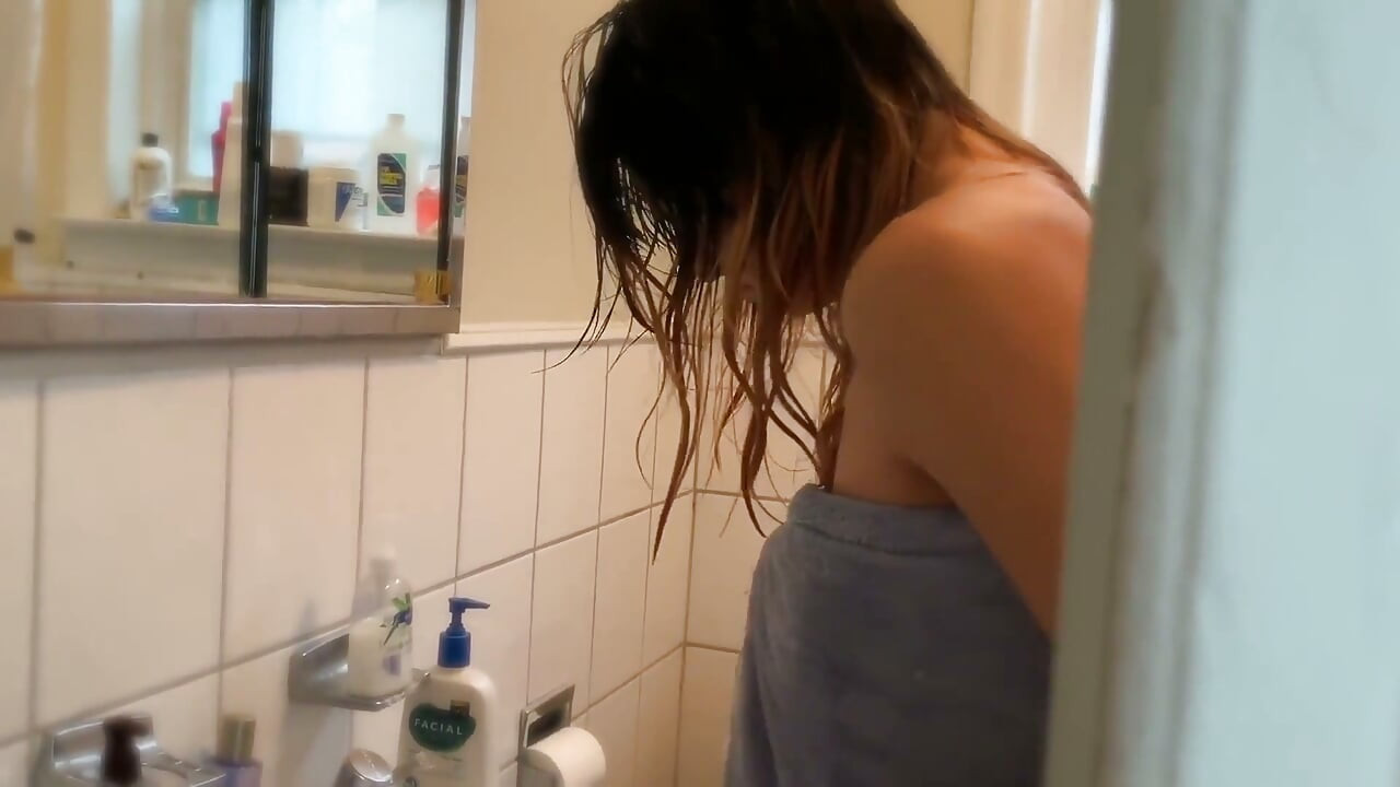 被你的变性人室友看了