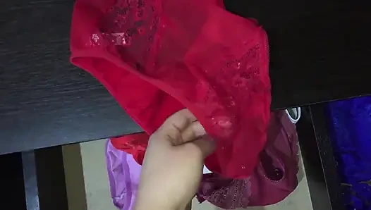 Alice yeni külotunu gösteriyor