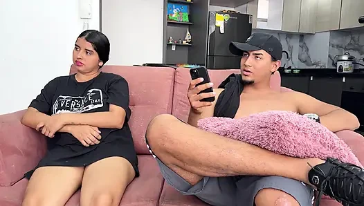 Sementara suamiku selingkuh membuat makan siang pelacur latina disetubuhi oleh orang asing sampai dia muncrat di memeknya