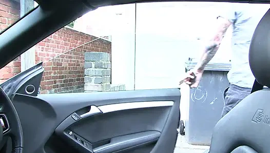 Geile betrügende tätowierte brünette wird von seinem großen weißen schwanz gefickt