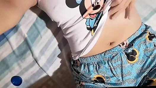 Baldızım bana büyük göğüslerini gösteriyor