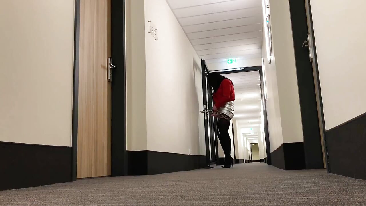 变装者在酒店走廊暴露