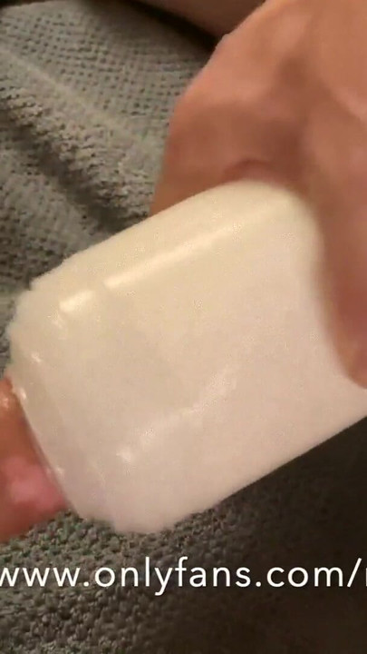 「毛むくじゃらの義父とかわいい友達がお互いをからかい、FlipFukを使う」の重要な瞬間
