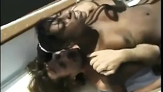 Muhteşem siyah model pişirdikten sonra ıslak amcığın içine derinden yarak alıyor