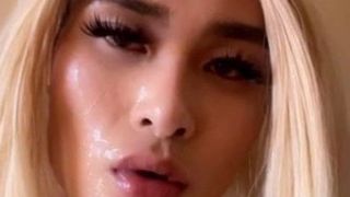 Un femboy asiatique sexy caresse et tire une grosse dose