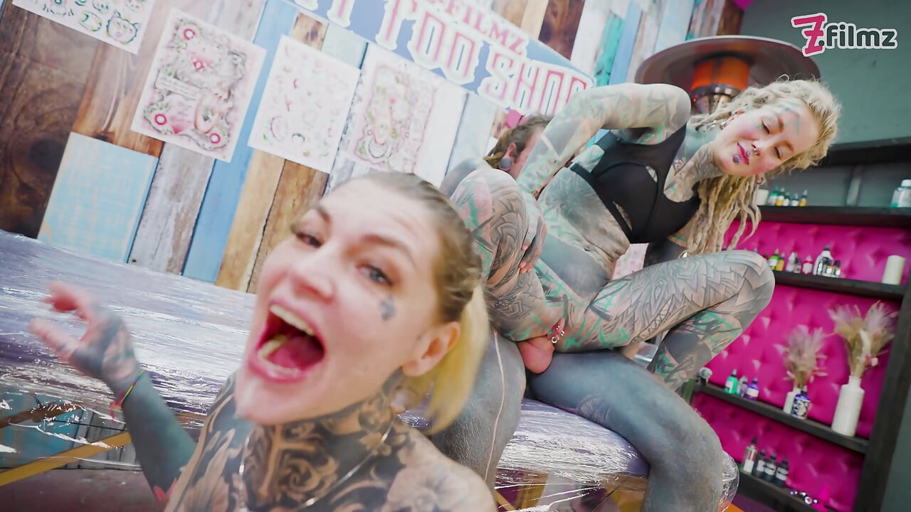 Dövmeli çift büyük yaraklarla sikişiyor merry dörtlü seks yapıyor