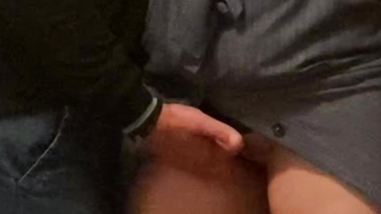 Възбудена курва получава пръсти в сочната си путка