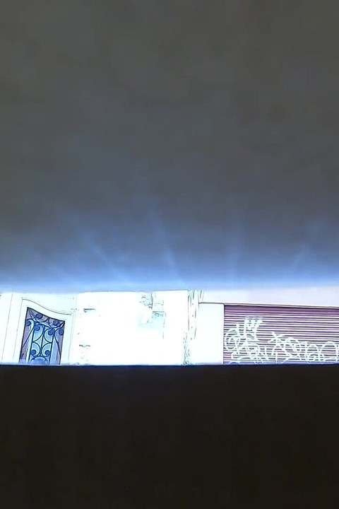 Ik kwam in een doos op straat en slaagde erin om klaar te komen terwijl ik mensen gevaarlijk dichtbij zag