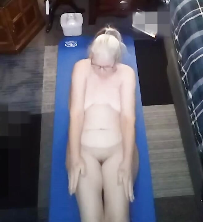 Ateşli iri güzel kadın sabah yoga egzersizlerimi yapıyor!