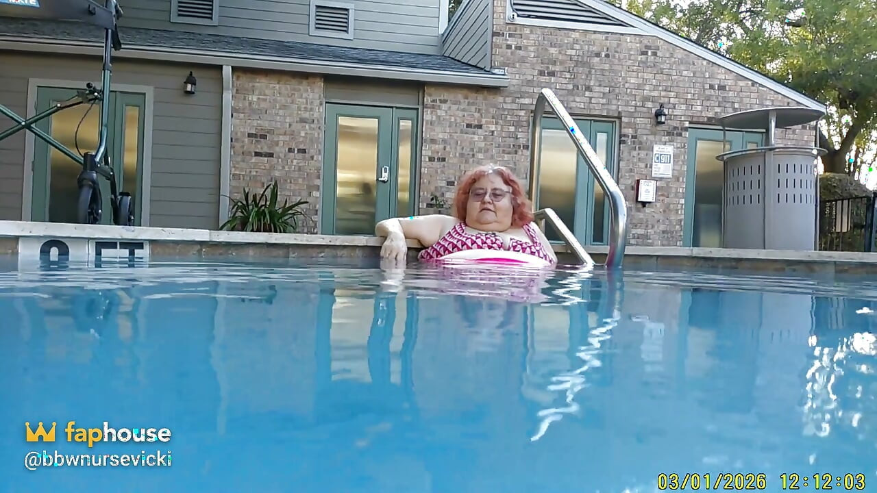 La enfermera de gran belleza Vicki muestra sus zapatos de agua y