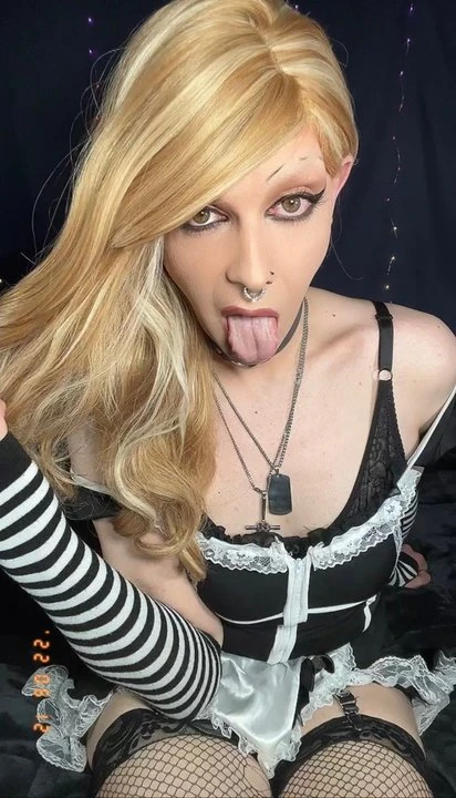 Droljasta sissy sammi se igra