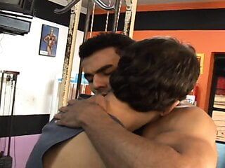 Deux mecs gays s'excitent à la salle de sport et baisent sur l'une des machines