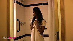 Темнокожая индийская юная красотка в ванной принимает душ