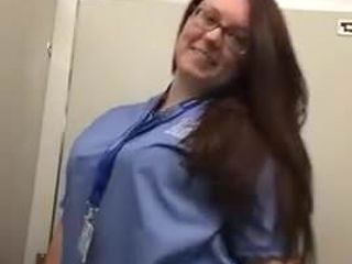 Enfermera mostrando sus golosinas