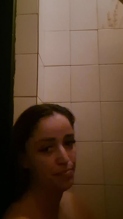 A feleség otthagyja a munkáját, és megáll egy pornómoziban, hogy leszopja az idegeneket és elvegye a terhüket!