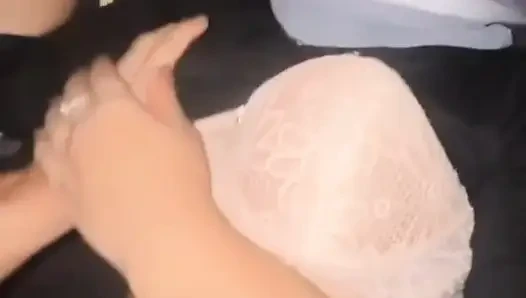 Hijab kecilku muncrat di memek