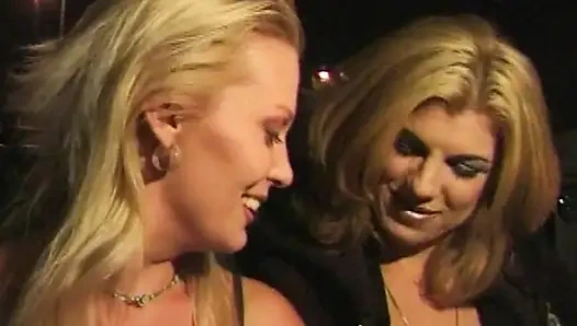 Wilde Lesbenabenteuer in Taxi und Badewanne