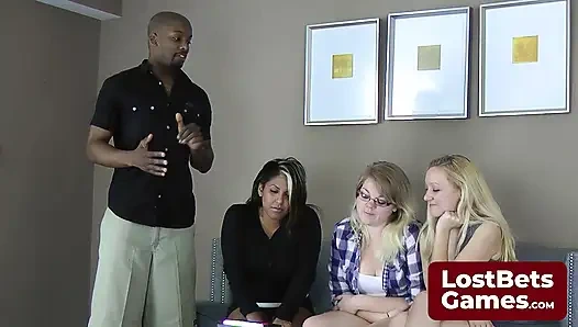 Oynaşarak kalçalarını ve göğüslerini şapırdayarak toprak ve ateşle oynuyorlar