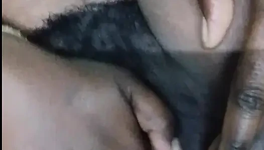 Hintli üvey anne tam nide pissy parmaklıyor ve memelerinde süt gösteriyor