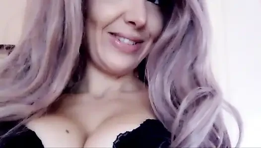 Ona venerate etmeye devam etmek işe yaramaz. Bu güzel kadın seni küçümsüyor ve açıkça söylüyor