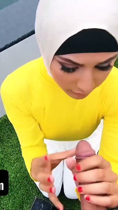 Tesettürlü kız Nina, Amerikan genç filmleri izleyerek büyüdü ve balo kraliçesi olmaya takıntılı | Klip 2